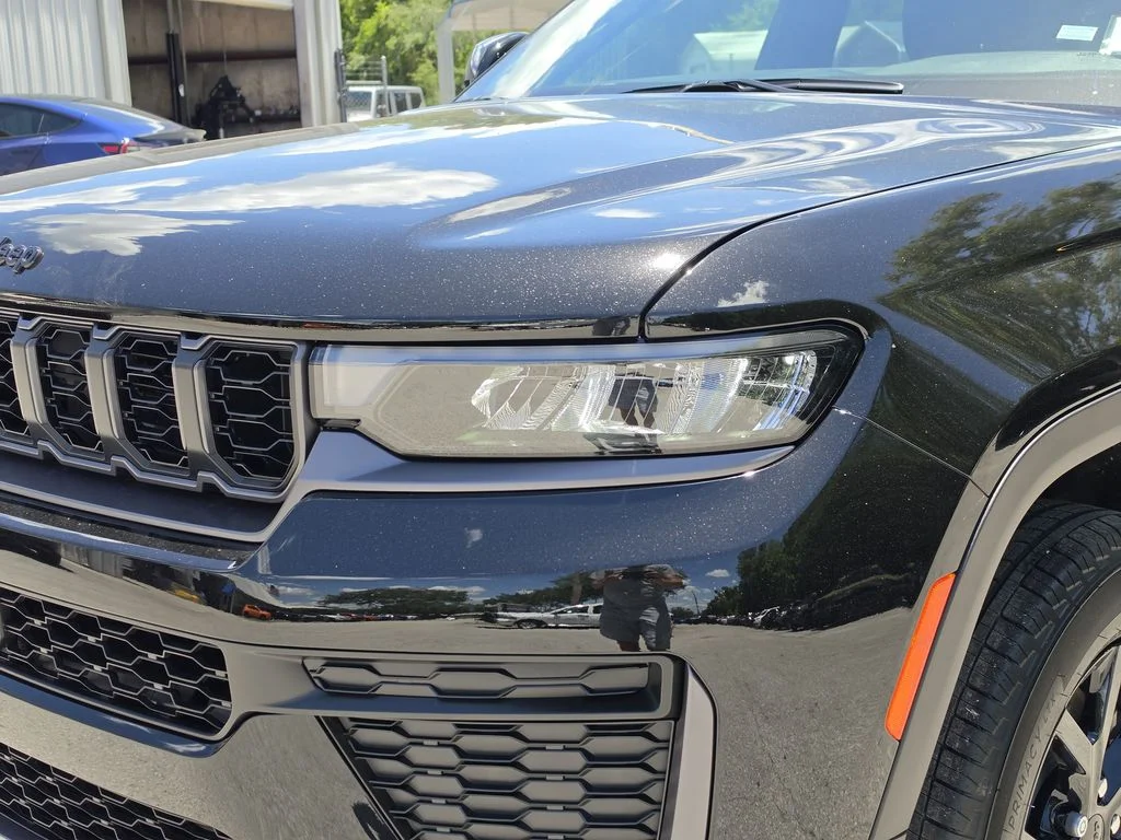 New 2026 Diamond Black Crystal Pearl-Coat Exterior Paint Jeep Altitude image 7