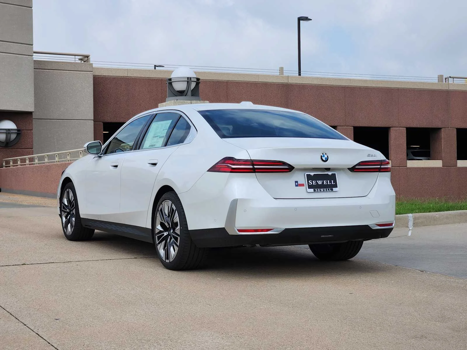 New 2026 Mineral White Metallic BMW 530i image 3