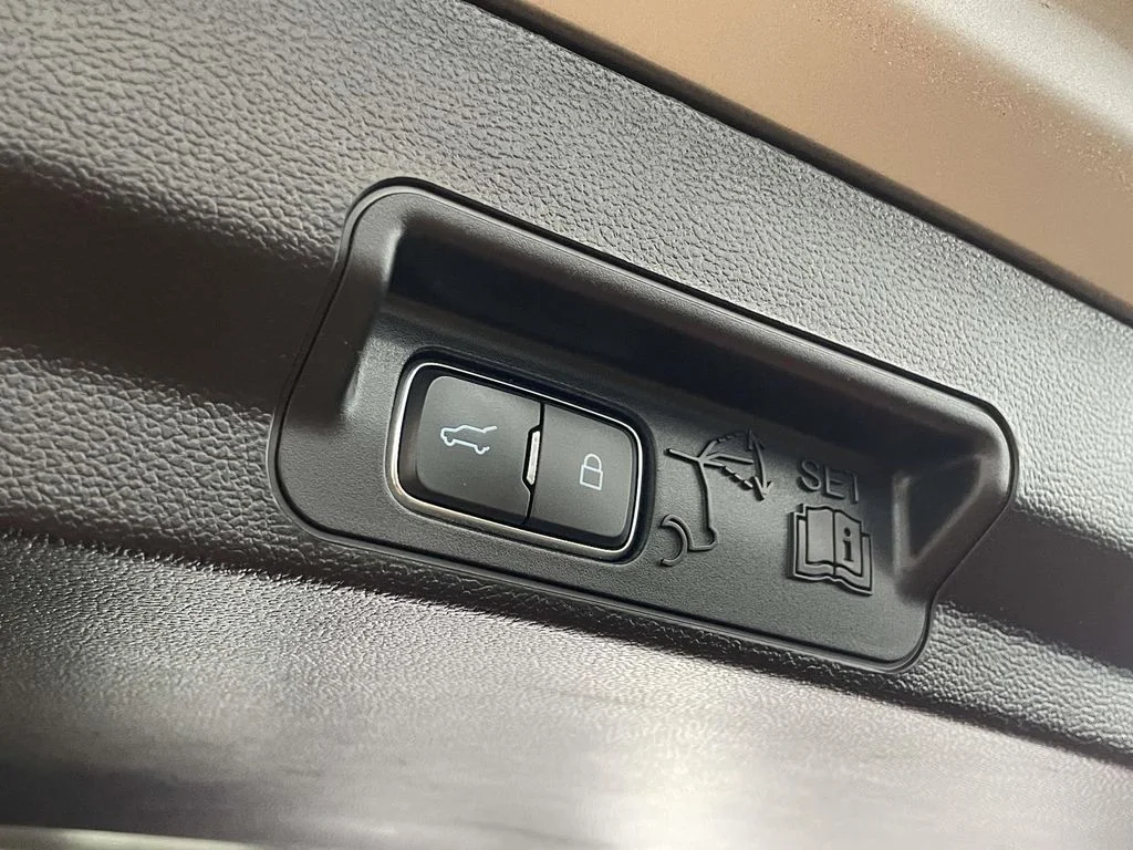 Used 2021 Silver Metallic Ford Platinum image 19
