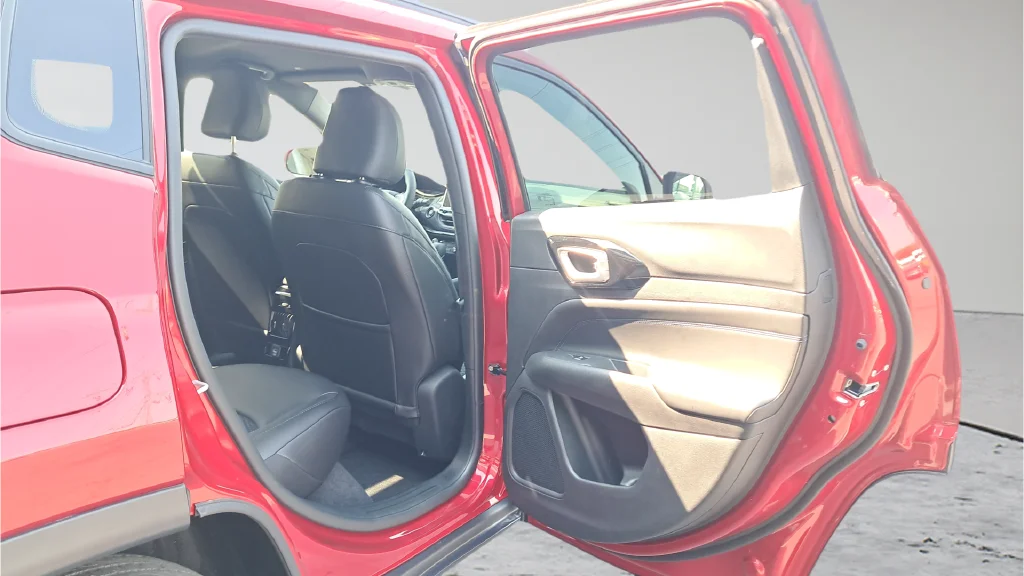 New 2026 Red Hot Pearl-Coat Exterior Paint Jeep Latitude image 13