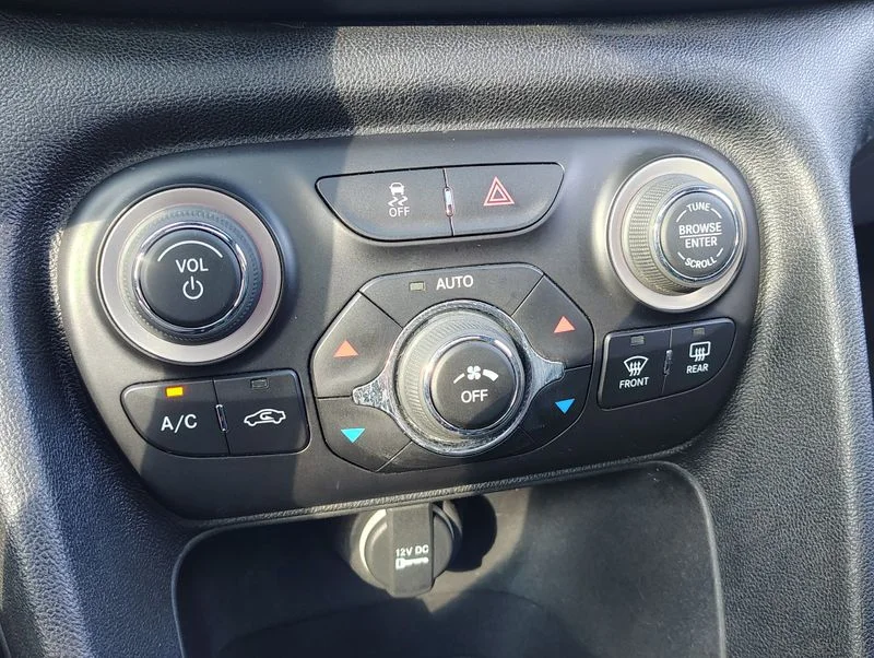 Used 2013 Black Dodge Limited image 32