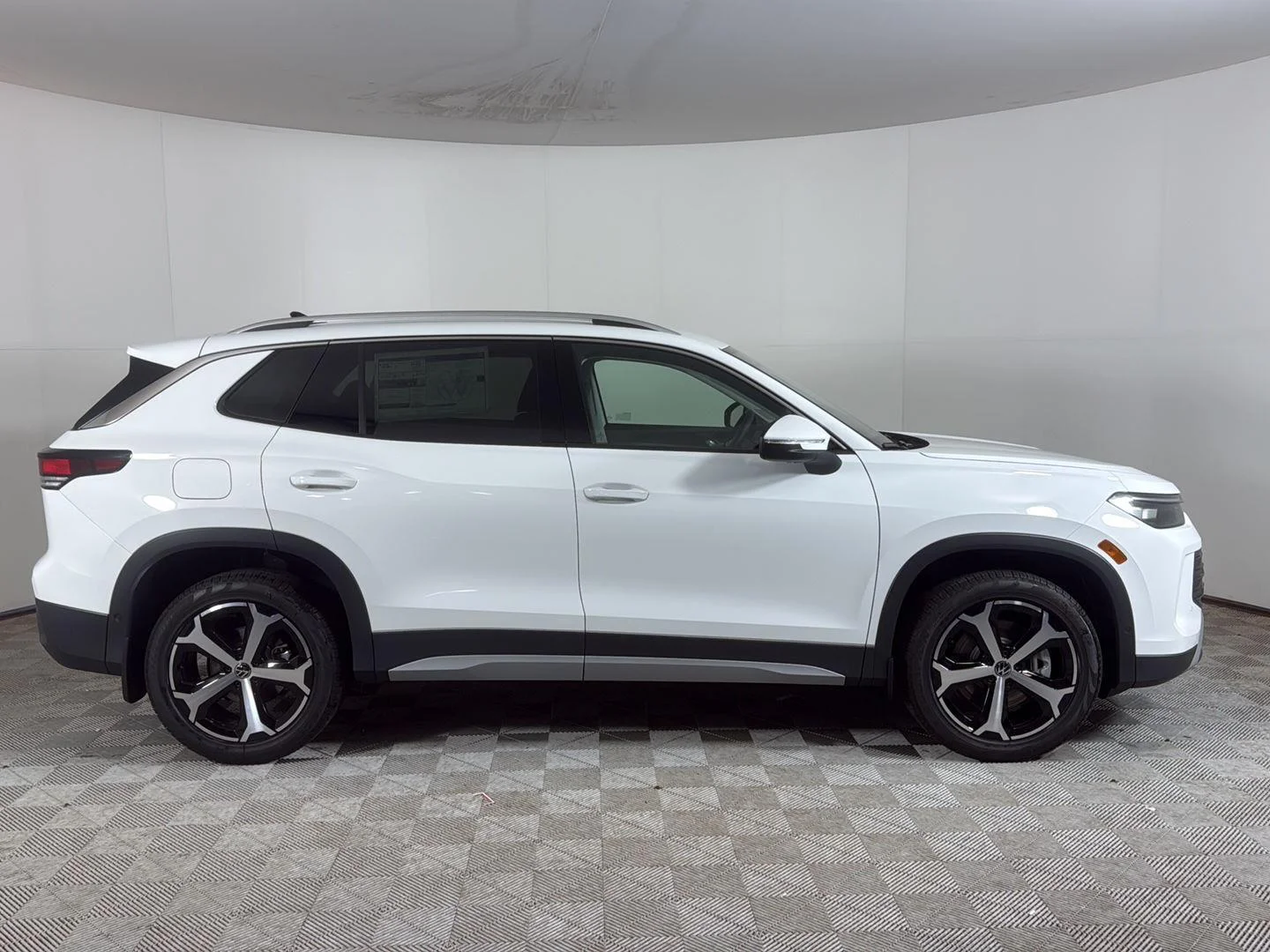 New 2026 pure white Volkswagen SE image 4