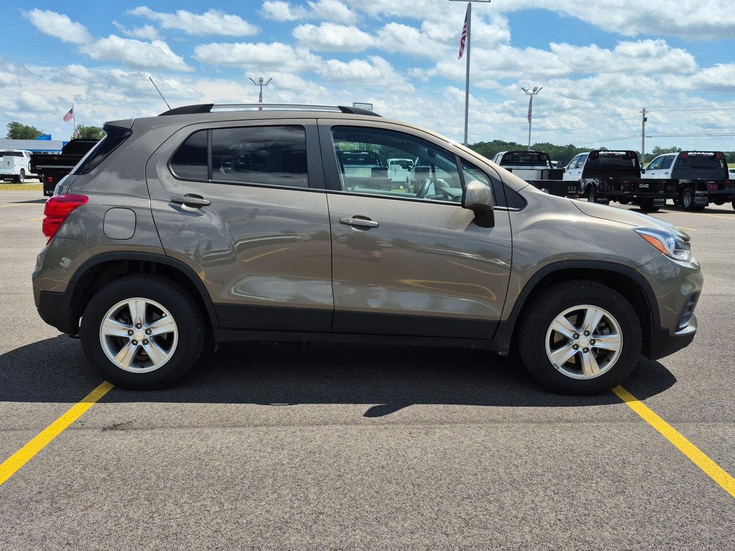 Used 2022 BEIGE CHEVROLET SUV image 4