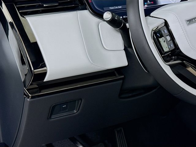 New 2026 Fuji White Land Rover Dynamic SE image 10