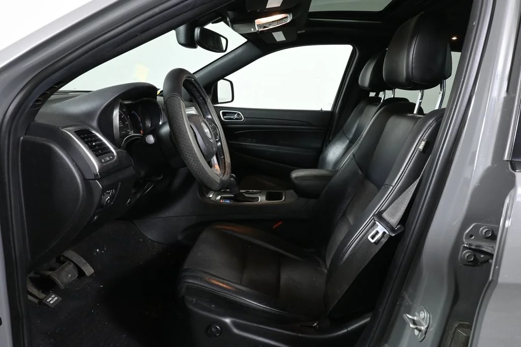 Used 2020 Gray Jeep Altitude image 3
