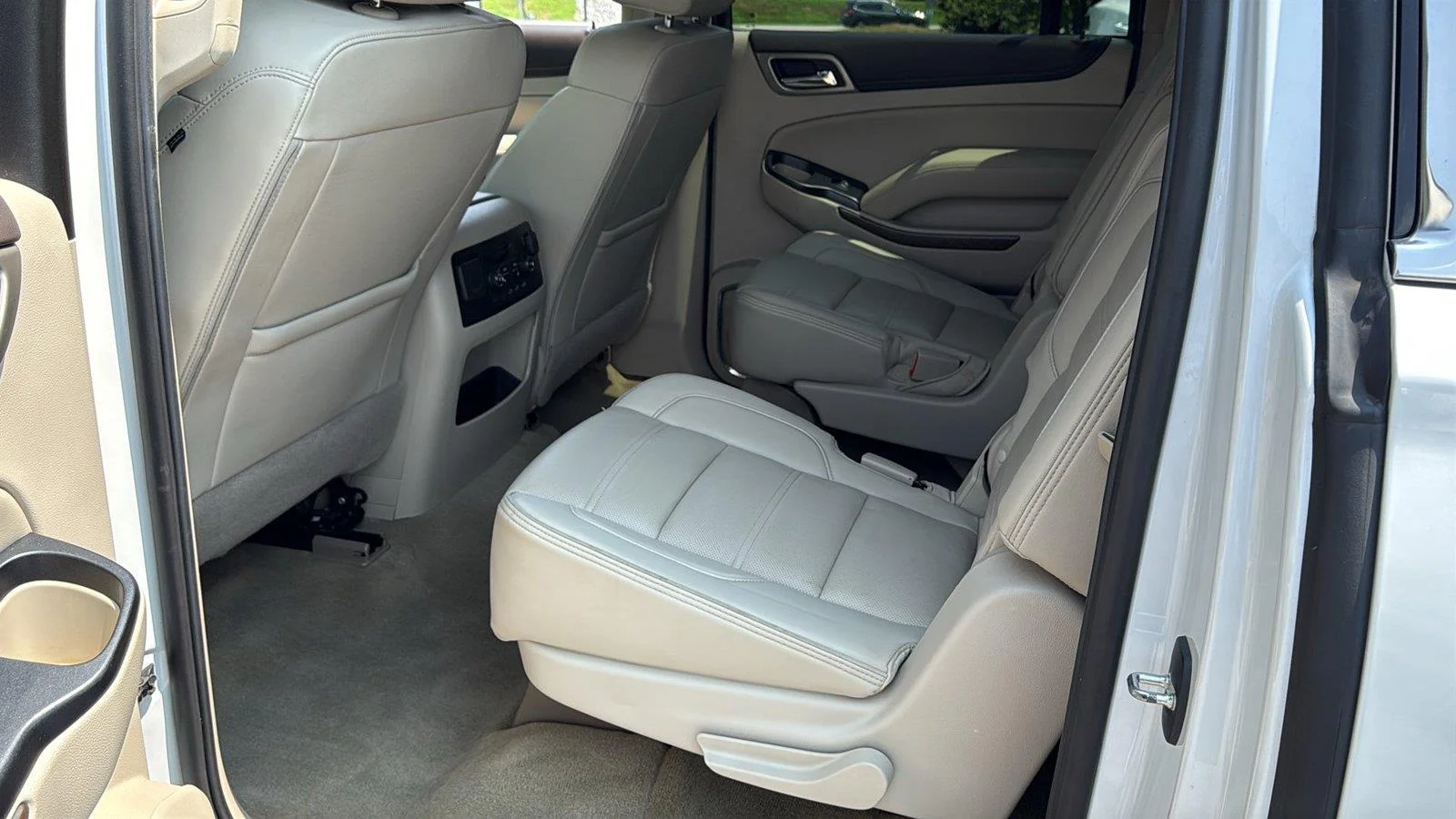 Used 2019 White Frost Tricoat GMC Denali image 6