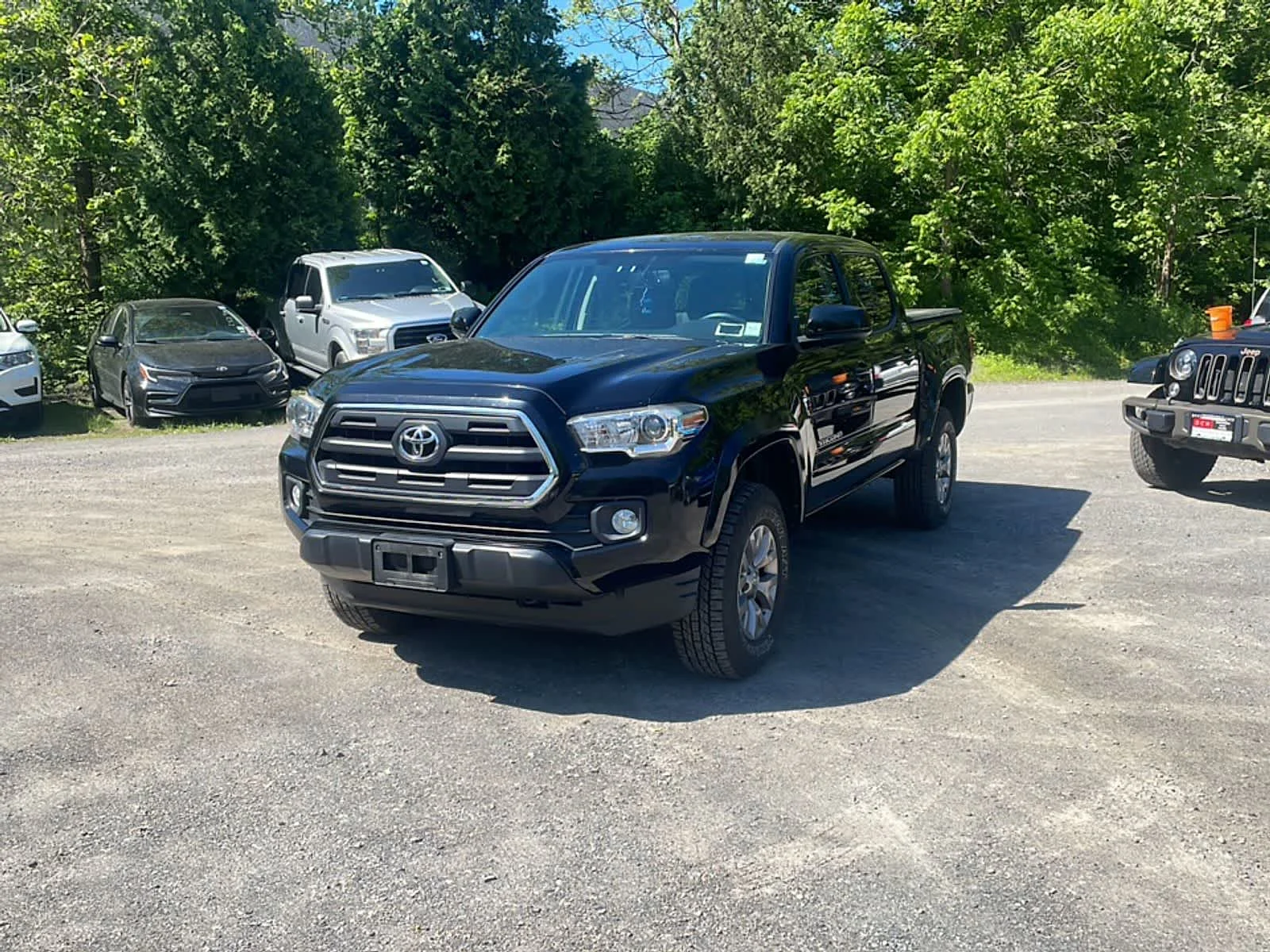 2017 Toyota Tacoma SR5 Double Cab 4x4 V6 Auto Short Bed's photo
