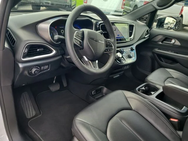 Used 2025 White Chrysler Select image 19