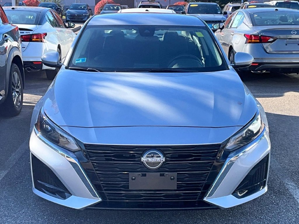 Used 2023 Silver Nissan 2.5 S image 2