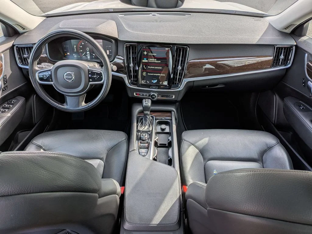 Used 2018 White Volvo T5 Momentum image 23