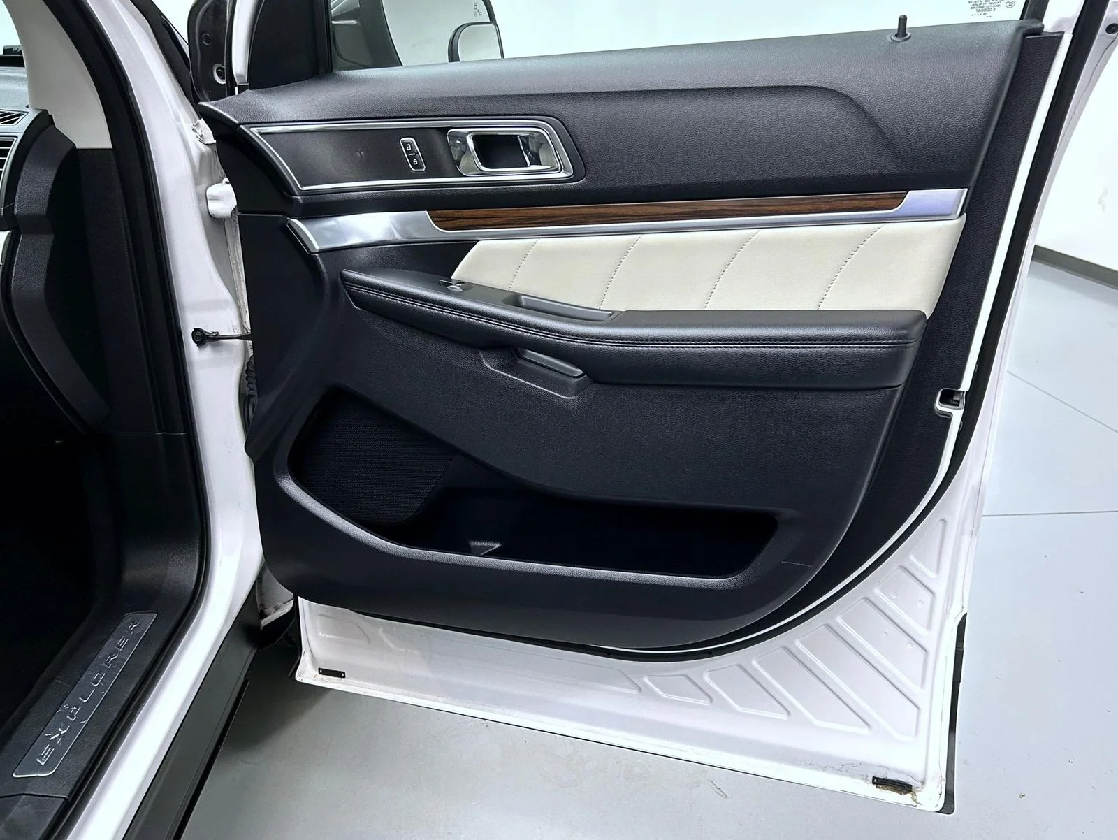 Used 2019 White Ford Limited image 16