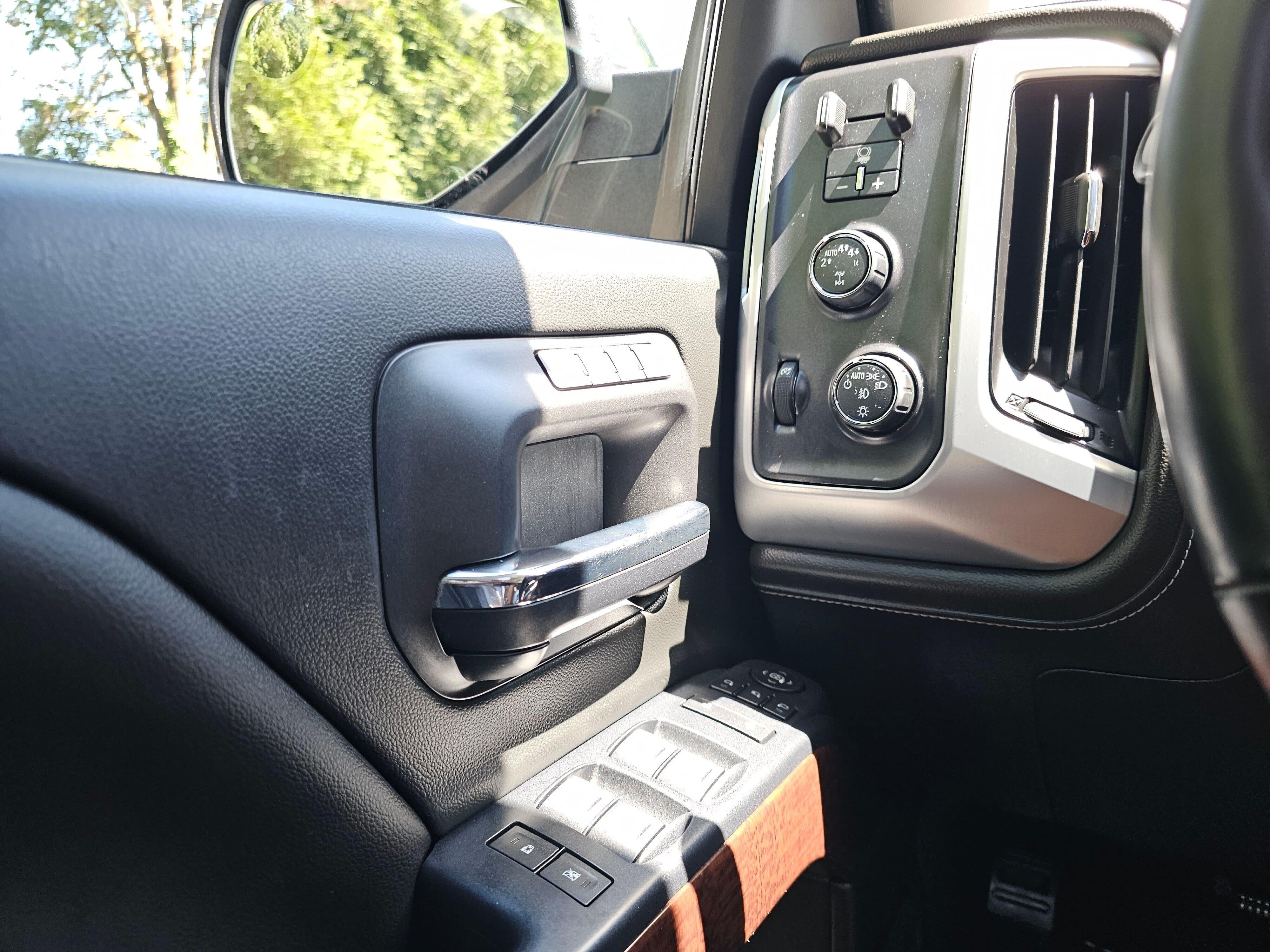 Used 2017 White Frost Tricoat GMC SLT image 34