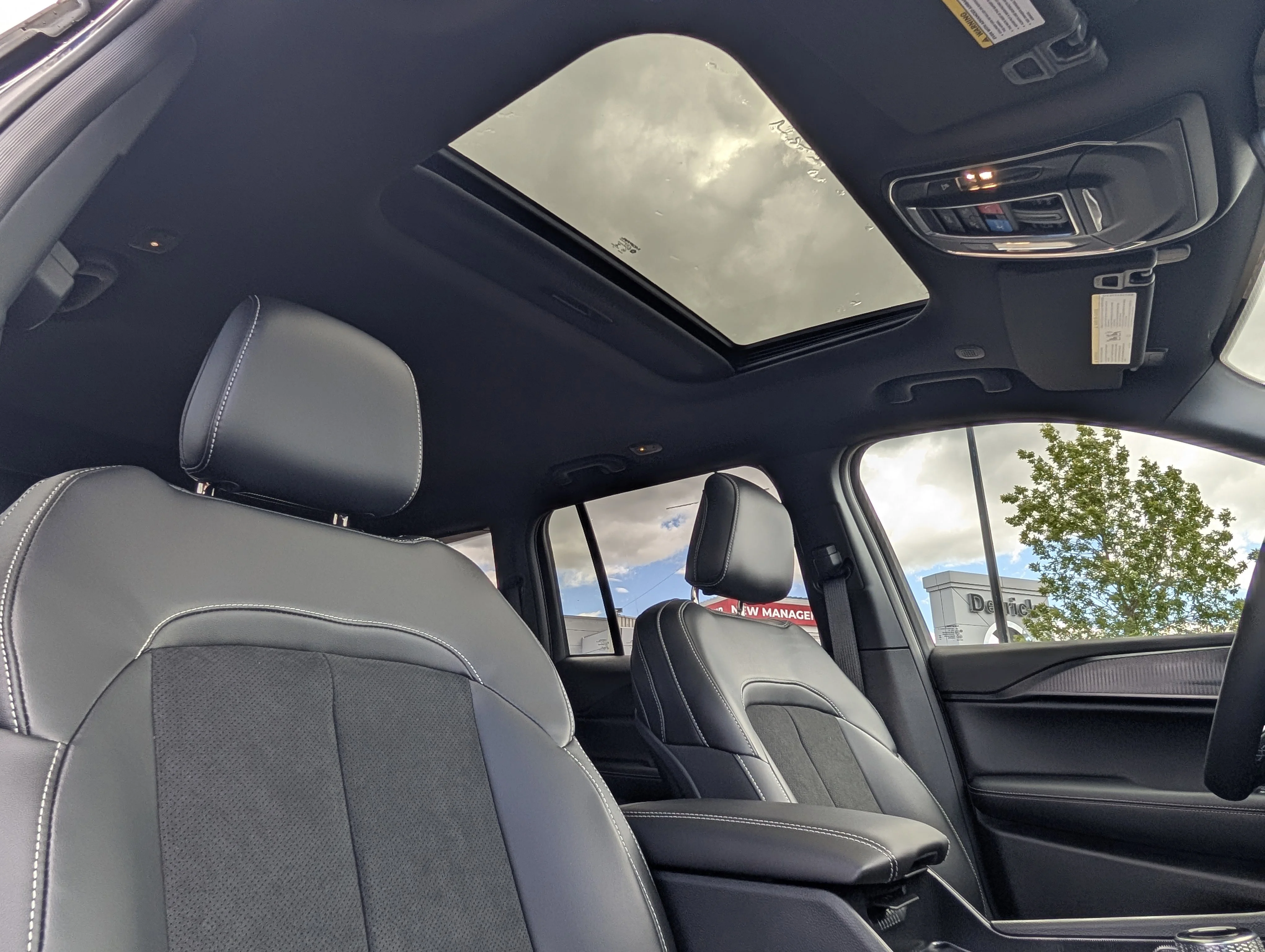 New 2025 Diamond Black Crystal Pearl Jeep Altitude image 23
