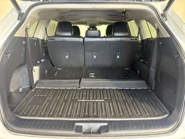 Used 2022 Pearl Toyota XLE image 22