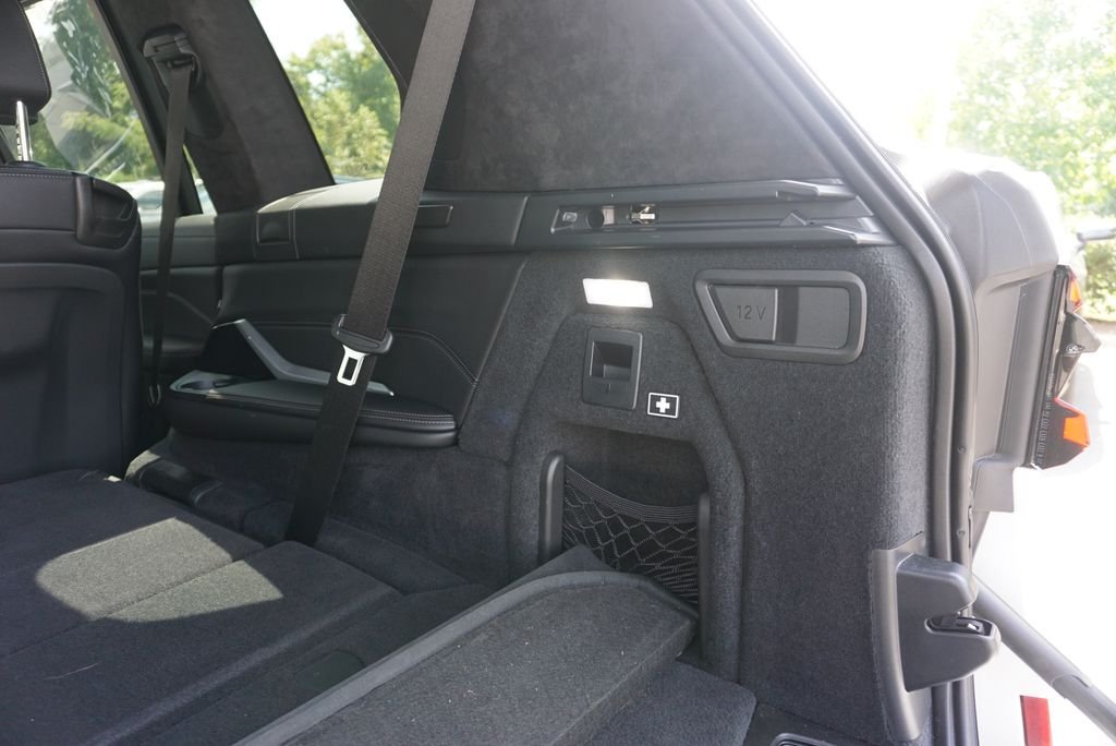 Used 2023 White Metallic BMW xDrive40i image 35