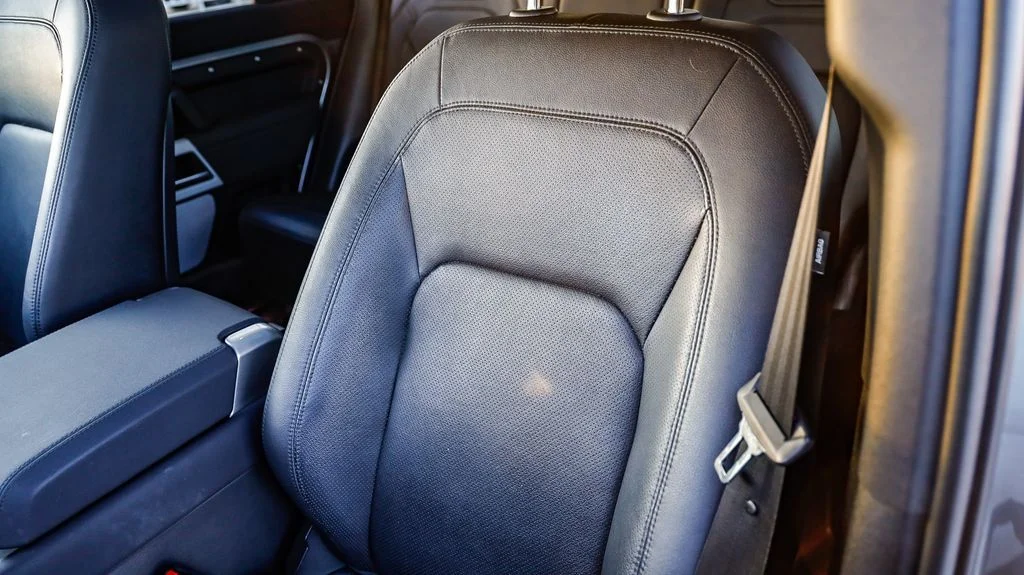 Used 2023  Land Rover SE image 30