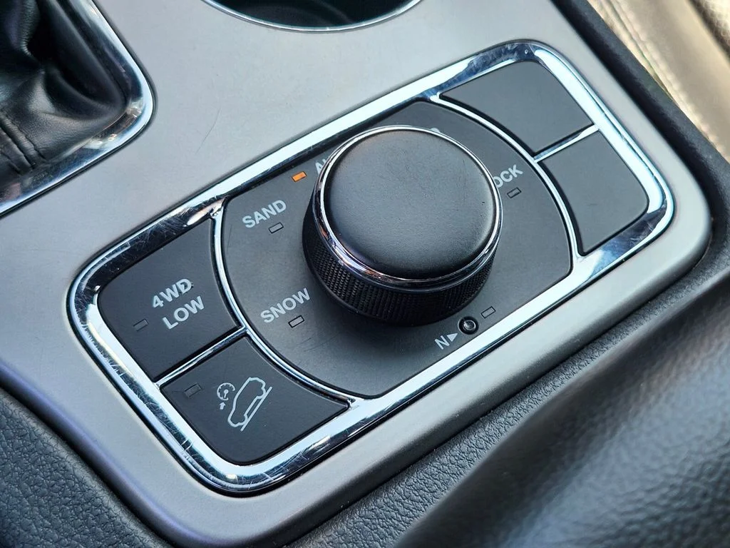 Used 2020 Silver Jeep Limited image 26