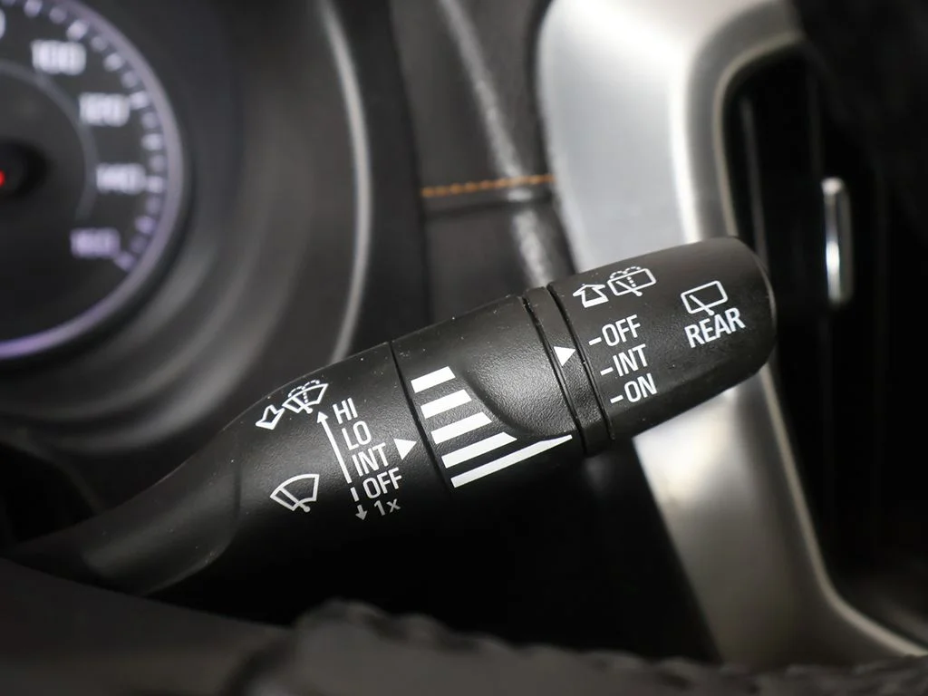 Used 2020 White GMC SLE image 31