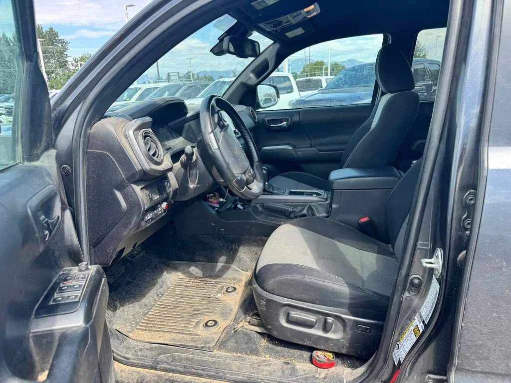 Used 2023  Toyota SR5 image 4