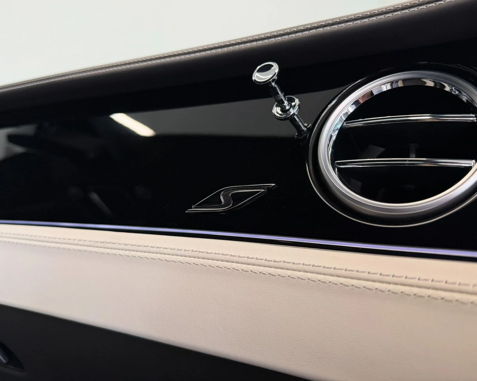 Used 2023 White Bentley V8 S image 37