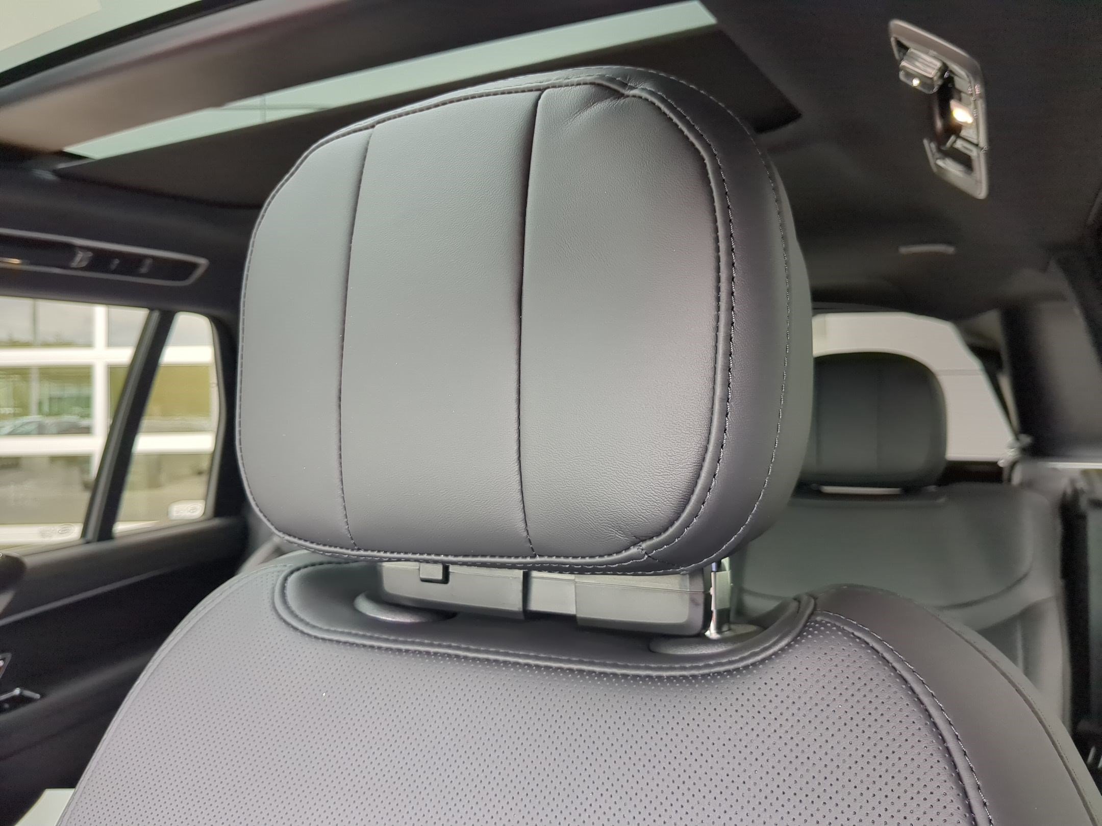 New 2026 Carpathian Grey Land Rover P400 SE LWB 7 Seat image 23