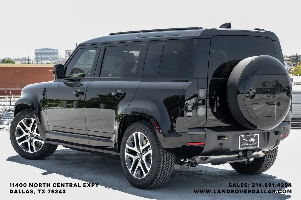New 2026 Santorini Black Metallic Land Rover X-Dynamic SE image 8