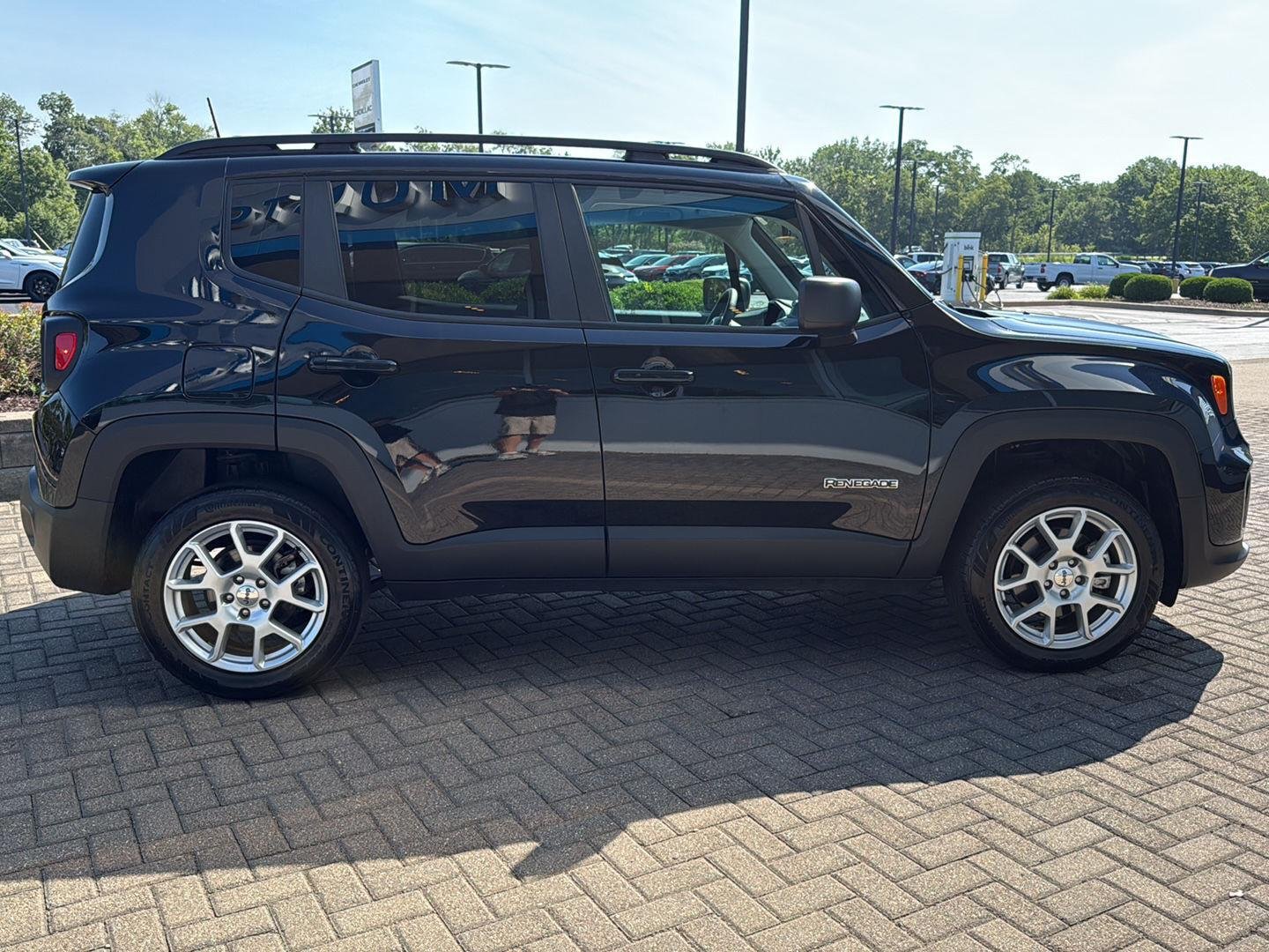 Used 2022 Black Clearcoat Jeep Latitude image 6