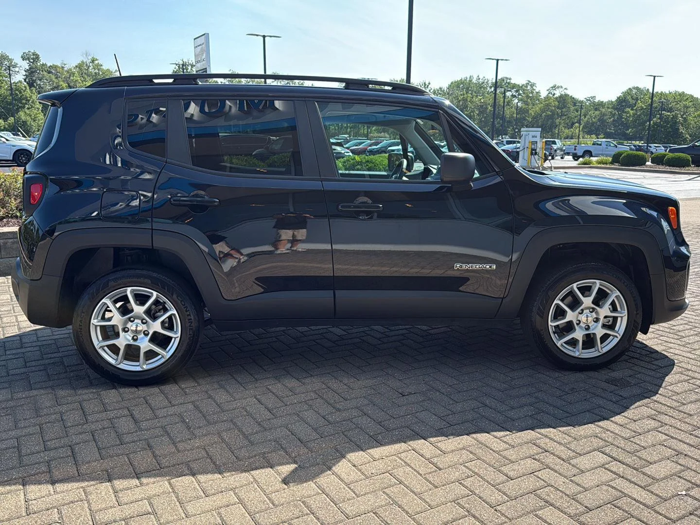 Used 2022 Black Clearcoat Jeep Latitude image 6