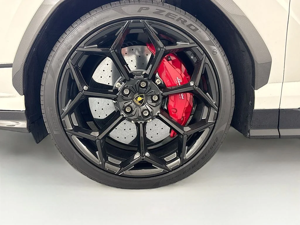 Used 2024 White Lamborghini Performante image 33