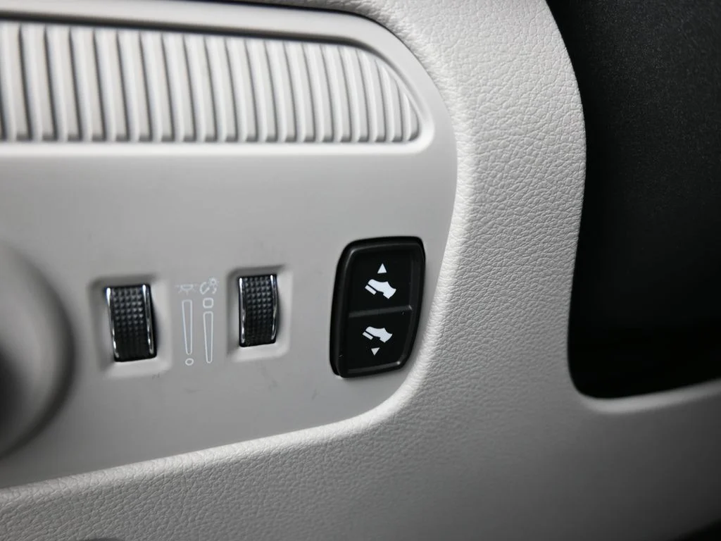 Used 2024 Diamond Black Crystal Pearlcoat Jeep Base image 40