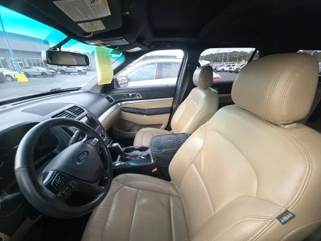 Used 2017 White Gold Metallic Ford XLT image 13
