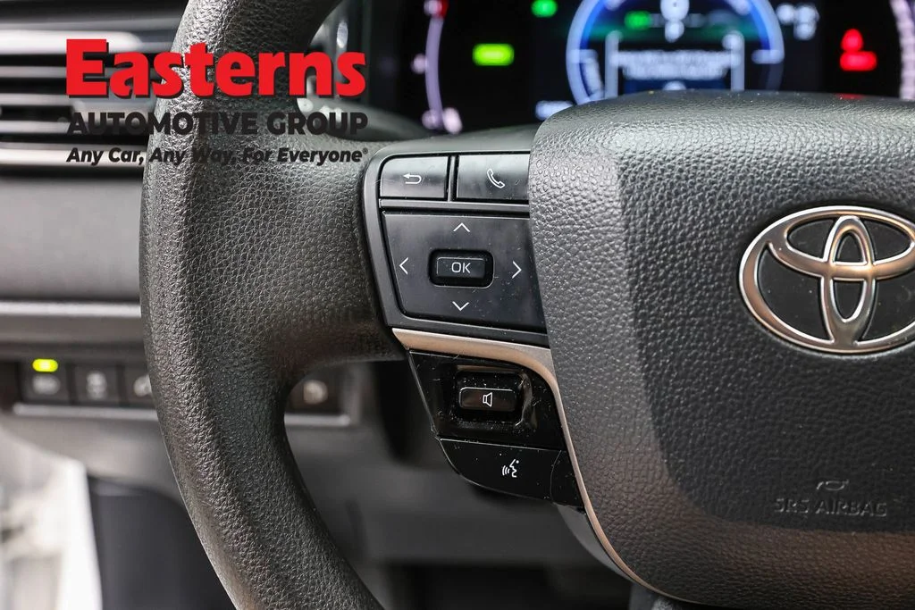 Used 2025 White Toyota LE image 14