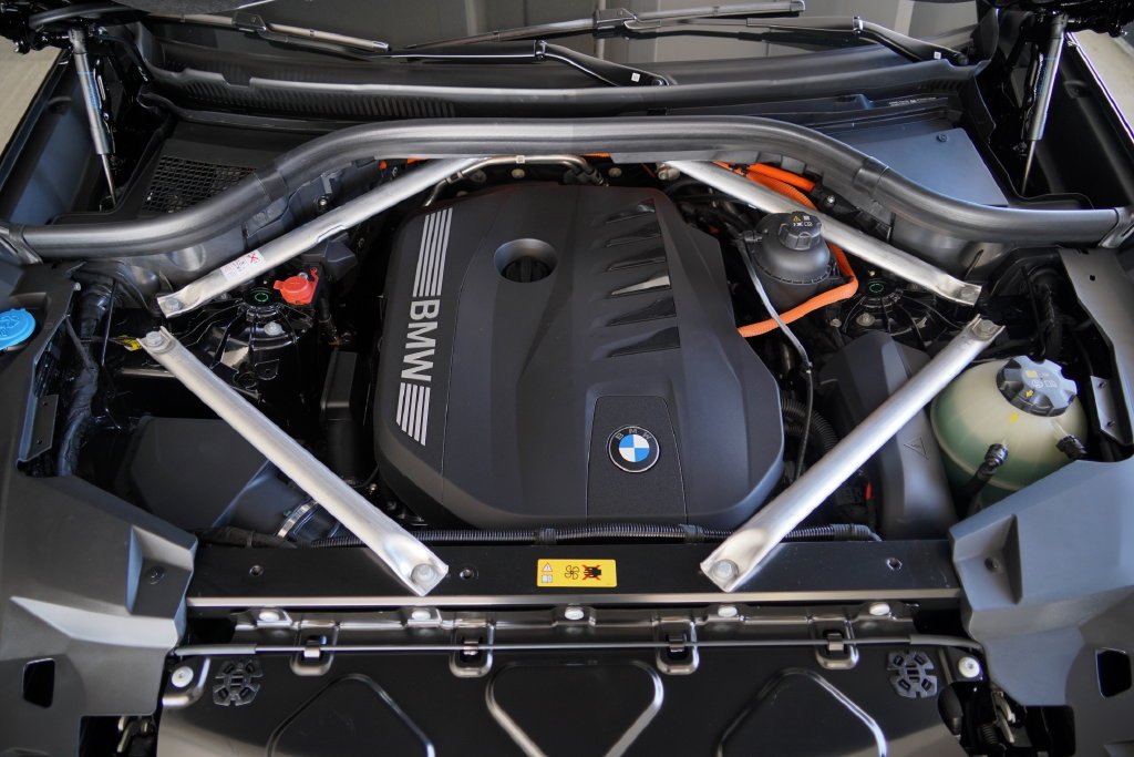 New 2026 Black Sapphire Metallic BMW xDrive50e image 36