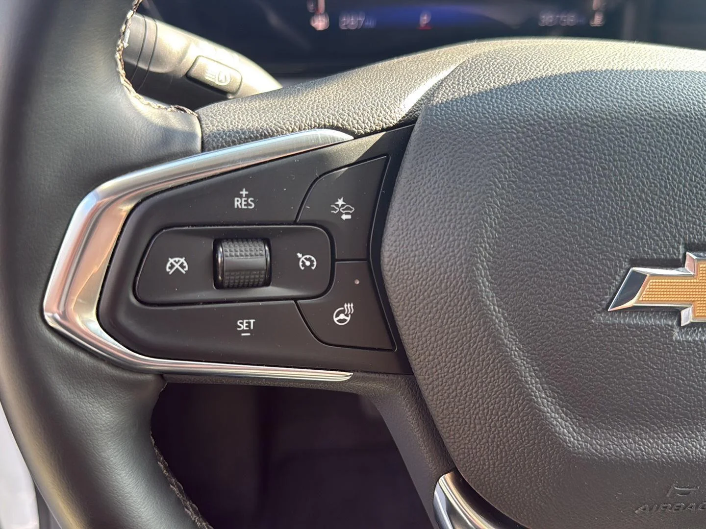 Used 2025 Summit White Chevrolet LT image 13