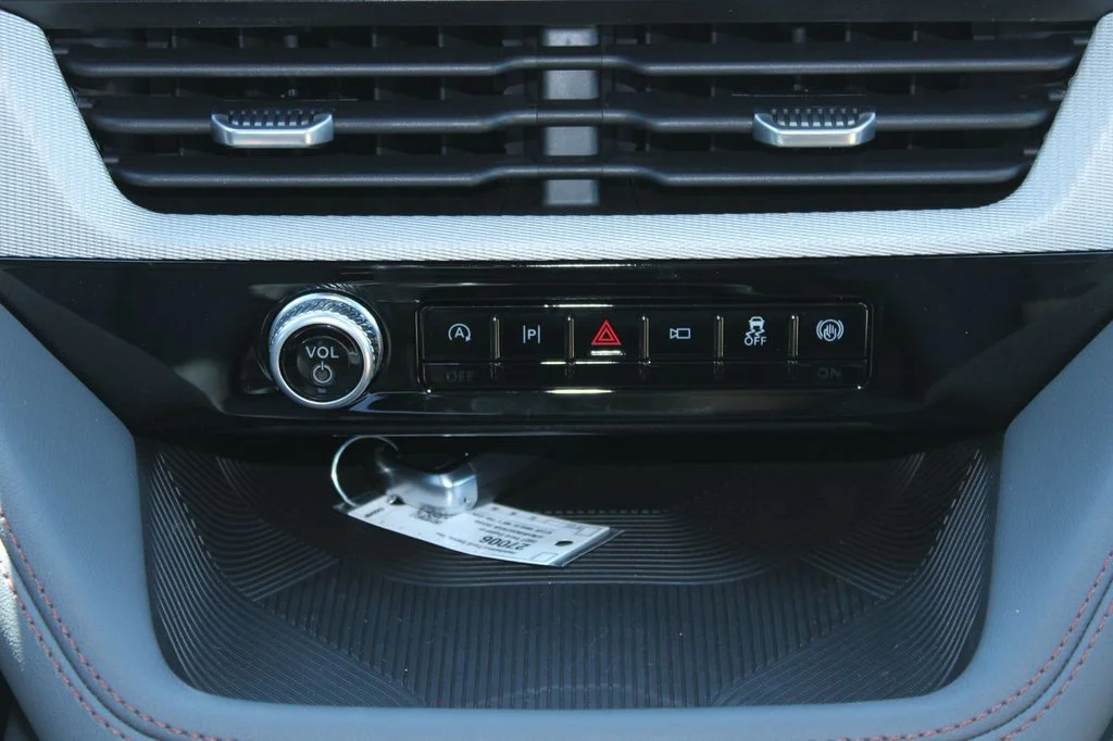 New 2027 White Ford 4DR 4WD ACTIVE image 26