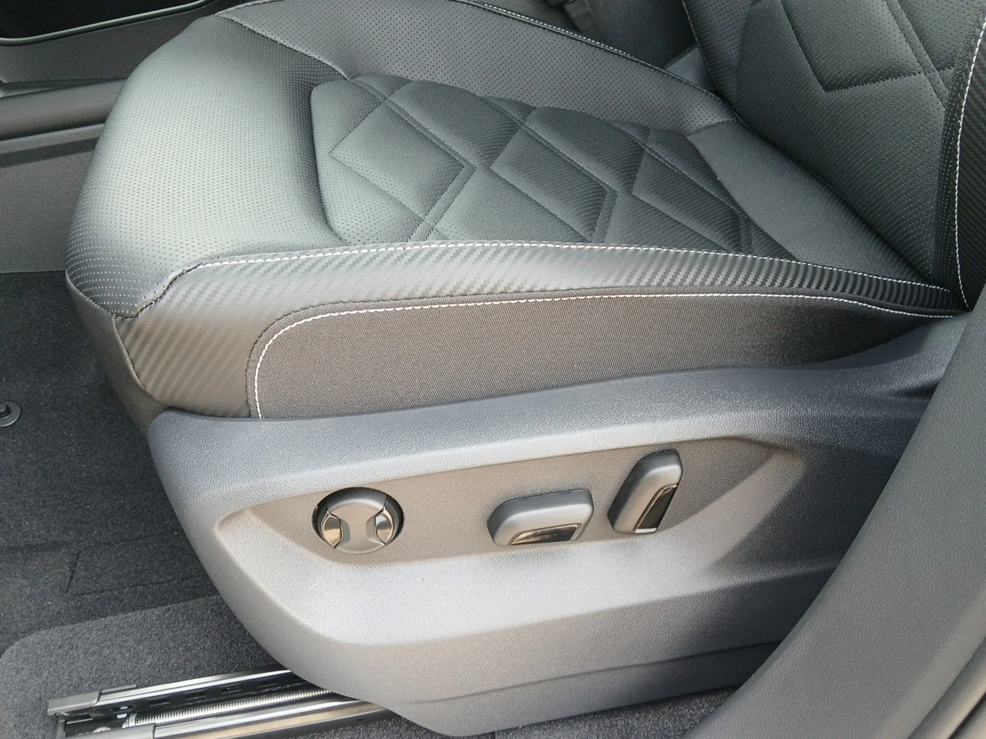 New 2026 Opal White Pearl Volkswagen 2.0T SE W/TECHNOLOGY image 19