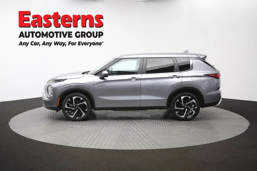 Used 2023 Silver Mitsubishi SE image 60