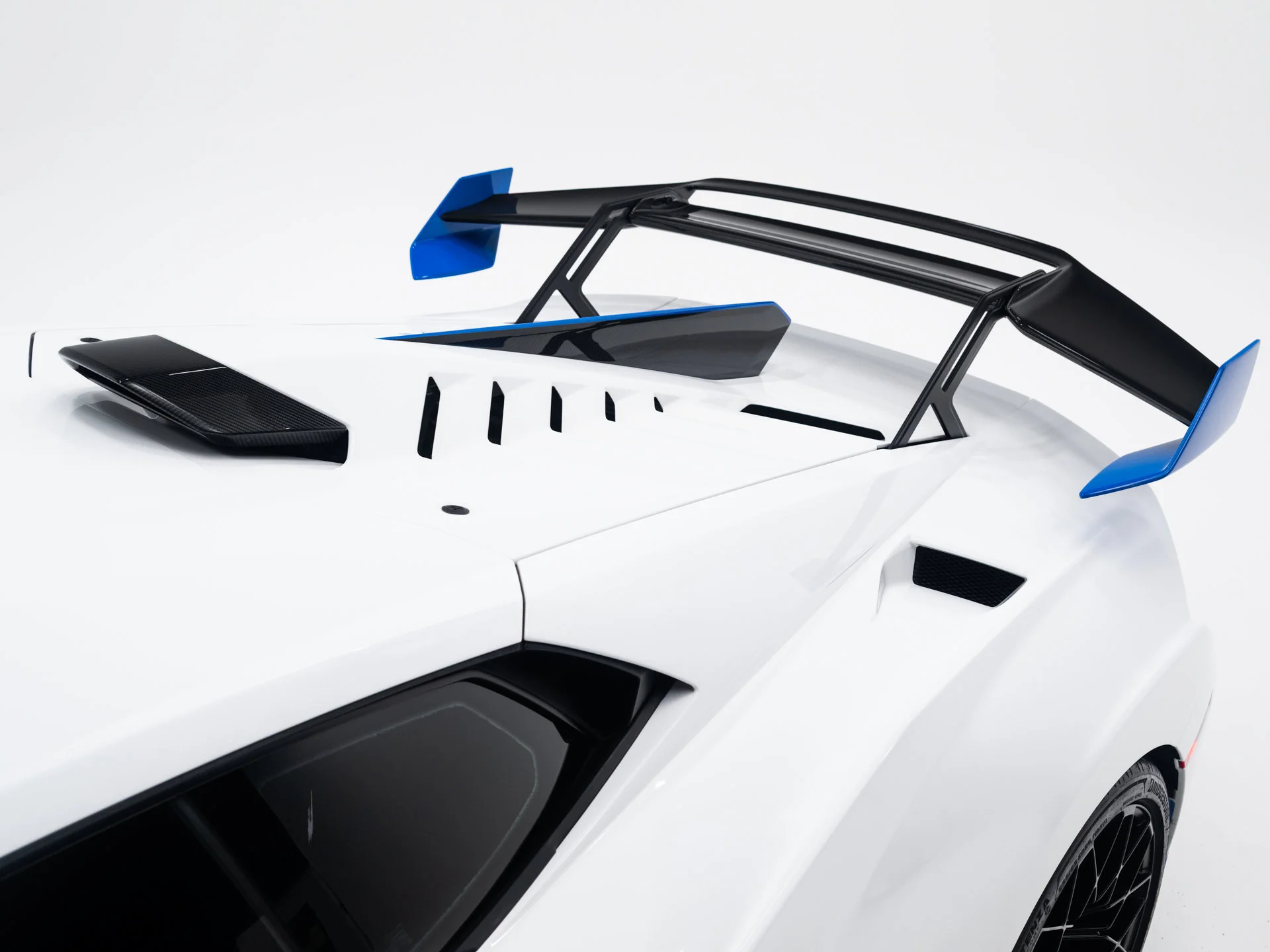 Used 2021 Bianco Asopo Metallic Lamborghini  image 20
