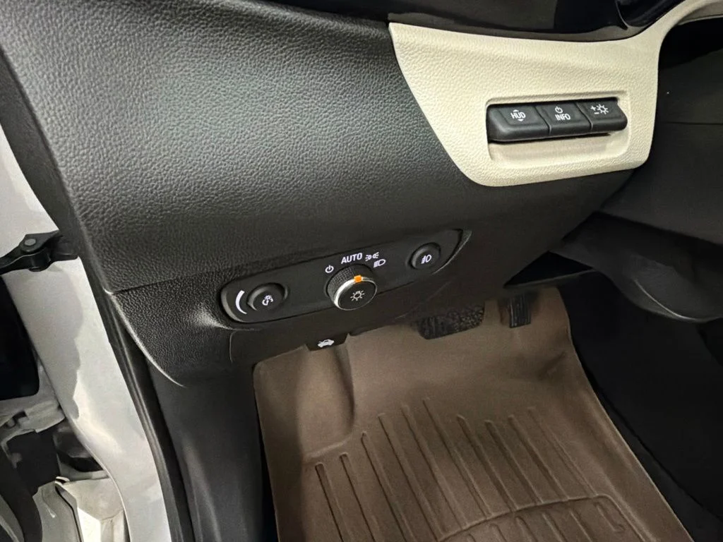 Used 2020 White Buick Essence image 21