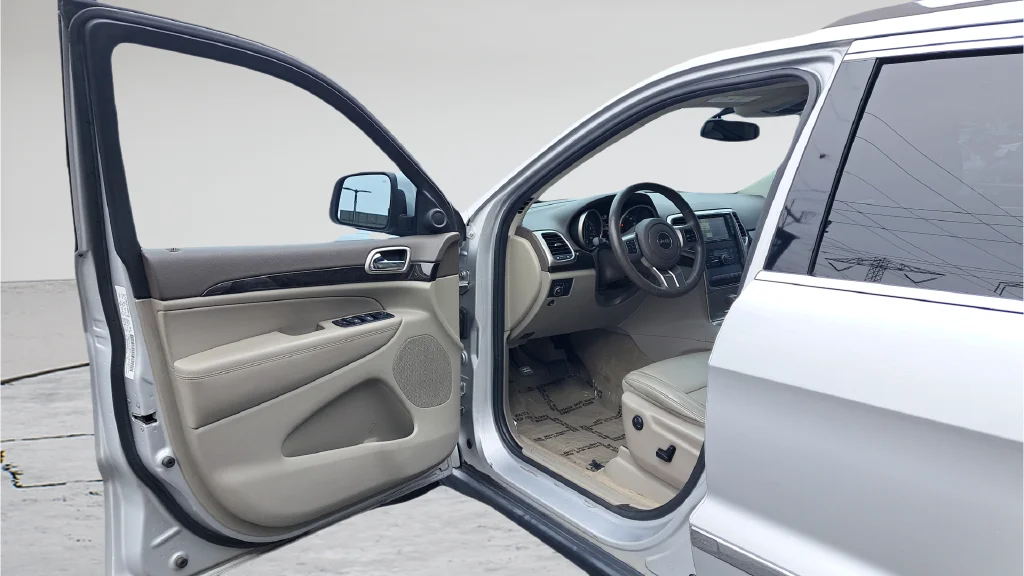 Used 2011 Silver Jeep Laredo image 9