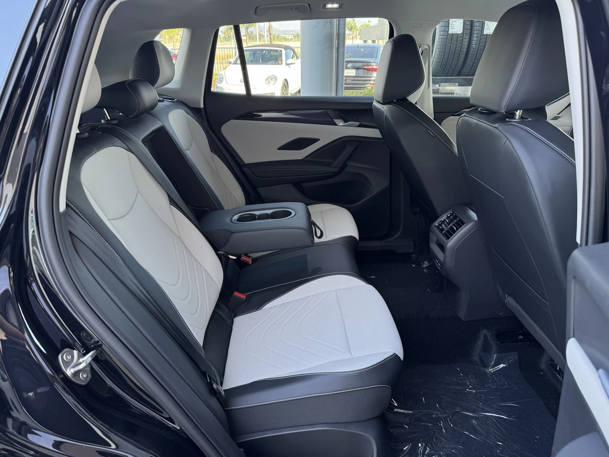 New 2026 Deep Black Pearl Volkswagen SE image 31