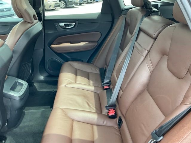 Used 2019 White Volvo T5 Momentum image 19