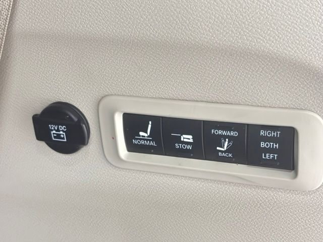 Used 2018 White Chrysler Limited image 10