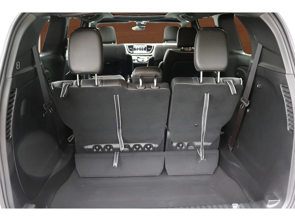 Used 2025 White Chrysler Limited image 18