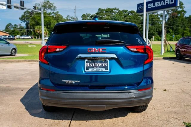 Used 2021 Blue Emerald Metallic GMC SLE image 5