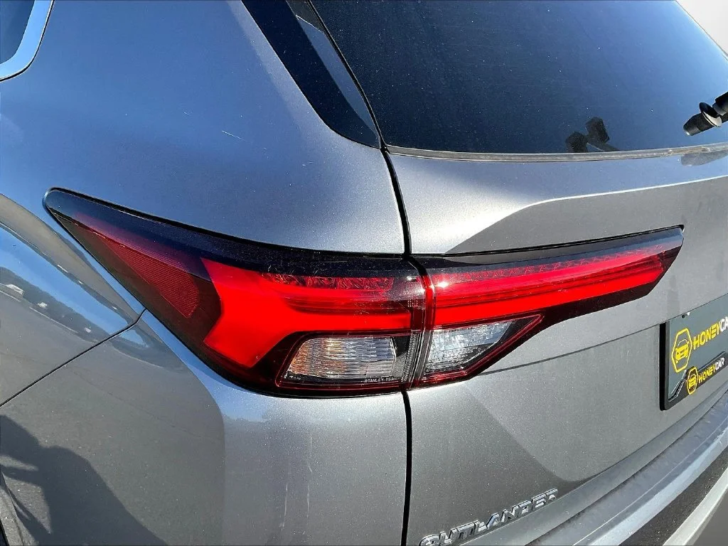 Used 2022 Silver Mitsubishi SEL image 25