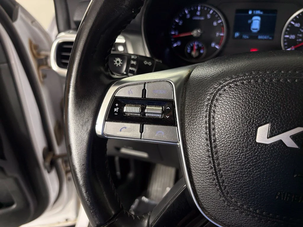 Used 2022 White Kia LX image 19