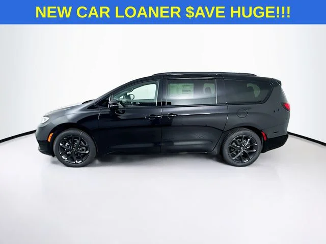 New 2026 Diamond Black Crystal Pearl-Coat Exterior Paint Chrysler Limited image 4