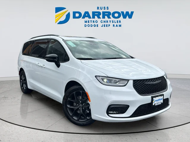 New 2026 Bright White Clear-Coat Exterior Paint Chrysler Limited image 8