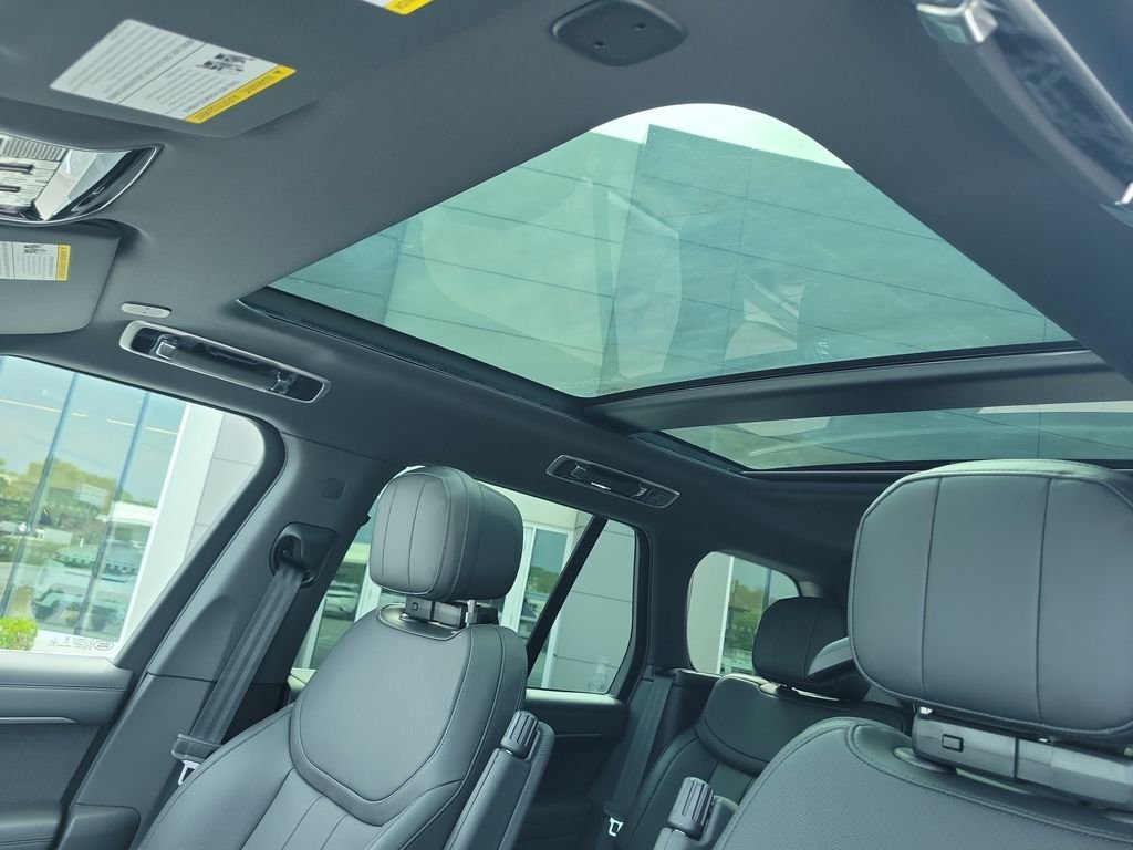 New 2026 Fuji White LAND ROVER SE image 28